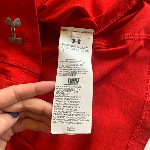 UNDER ARMOUR - red rain jacket - never been worn! - Picture 6 of 6